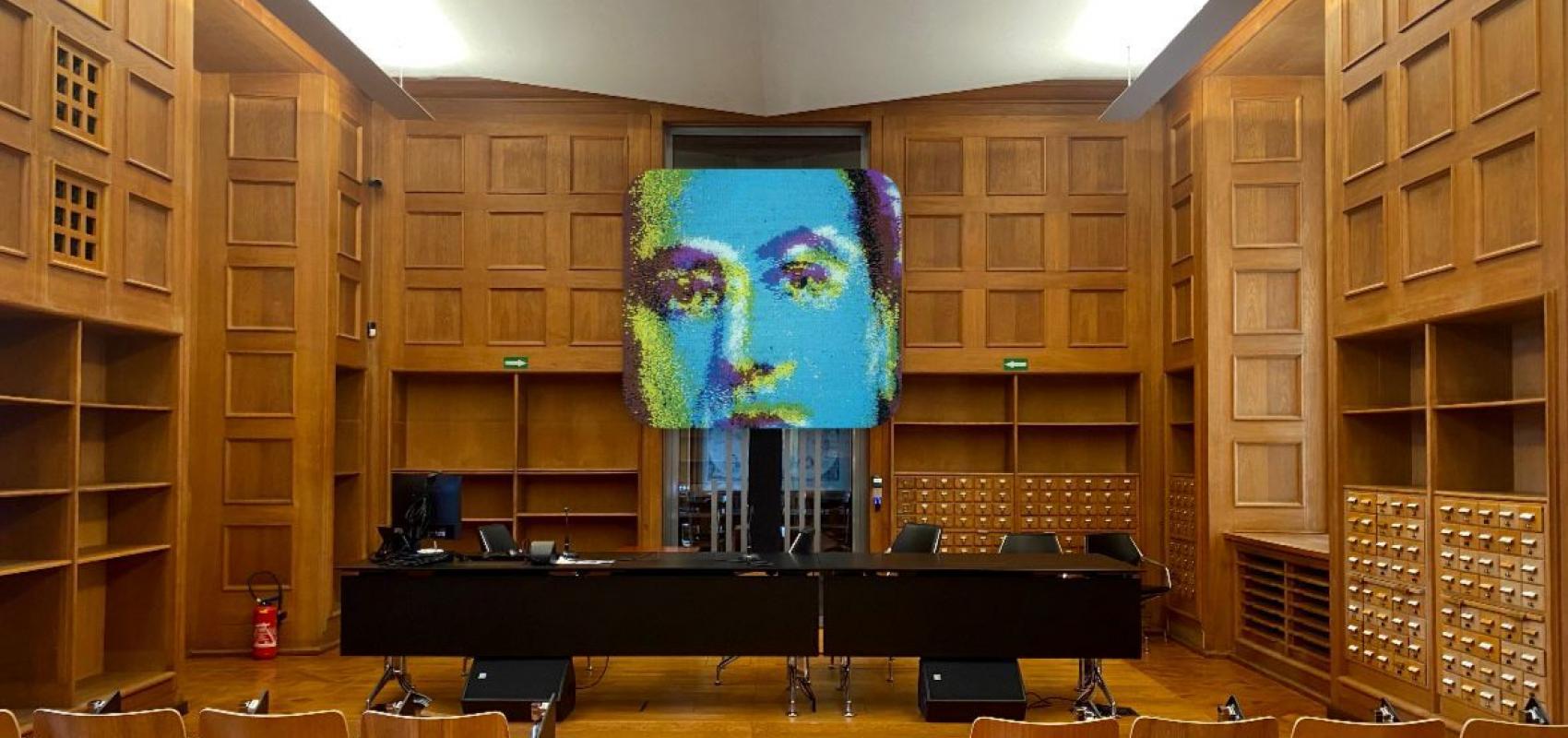 Salle des conférence BnF Richelieu et portrait numérisé de Jacques Polieri par Jean-François Colonna - - Photographie / montage © Federicco Biggio, 2023 © Jean-François Colonna