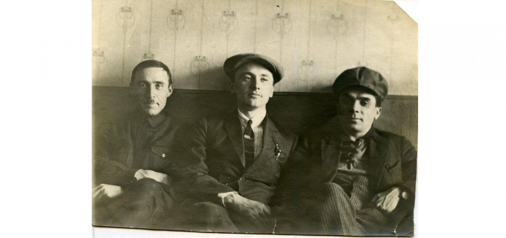 Iouri Ianovski, avec Ivan Dniprovskyi et Mykola Khvylovyi, dans les années 1920 - - Archives-Musée central d’État de littérature et d’art de l’Ukraine