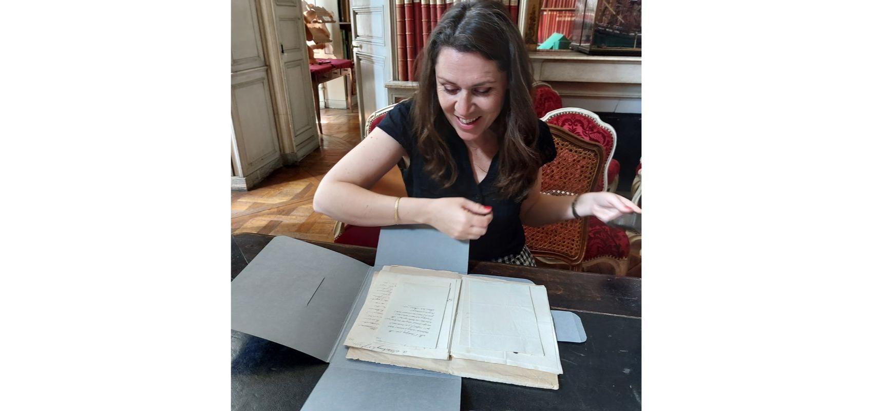 Clémentine Mélois découvrant les collections de la bibliothèque de l'Arsenal - - © Christine Prieur / BnF