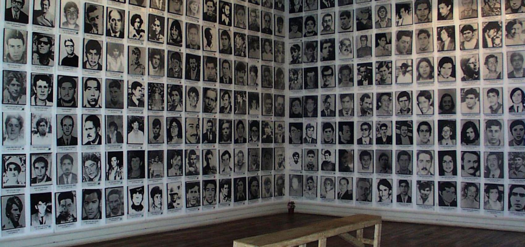 Photographies des personnes disparues après le coup d'état du 11 septembre 1973 au Chili – Exposition de la Fondation Salvador Allende à l'occasion du 30e anniversaire de sa mort -  - © Marjorie Appel - Wikimedia Commons