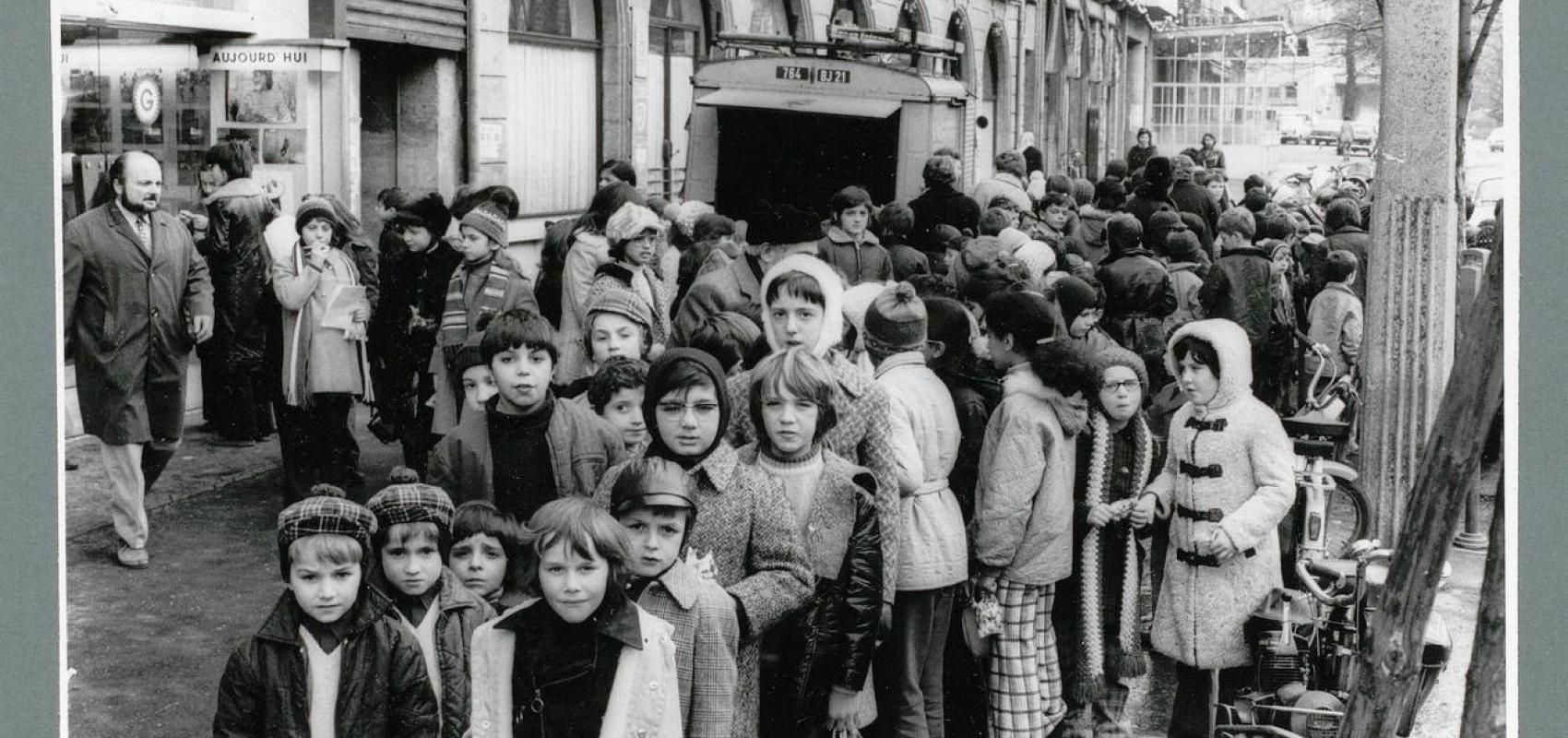 File d'attente d'enfants devant le cinéma Gaumont – Dijon – Le Bien public -  - Bibliothèque municipale de Dijon