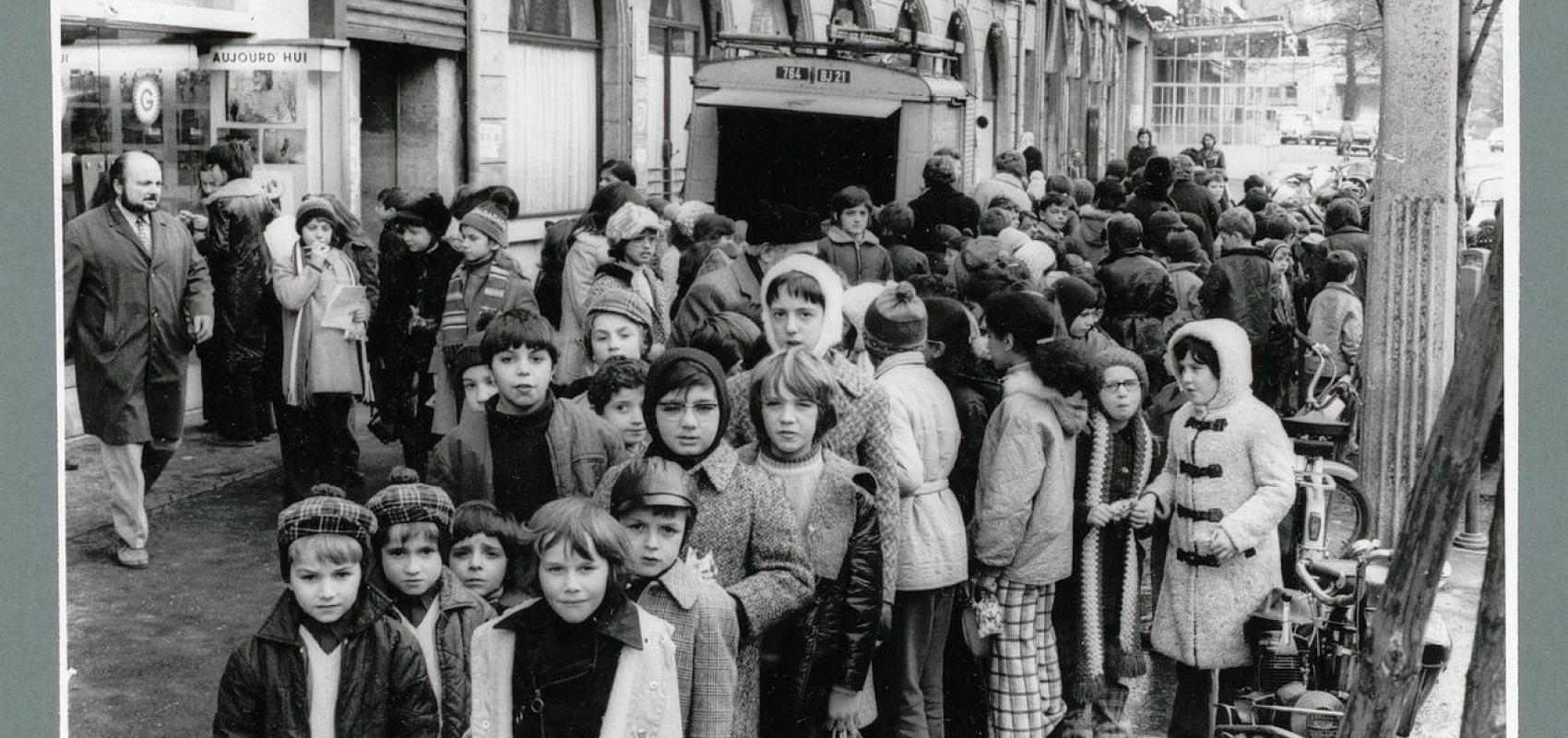 File d'attente d'enfants devant le cinéma Gaumont – Dijon – Le Bien public - - Bibliothèque municipale de Dijon