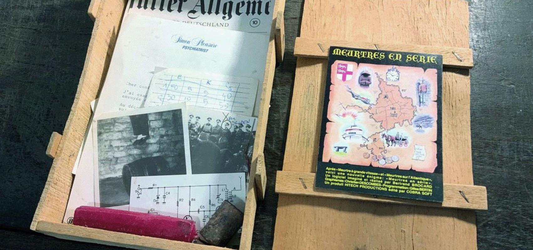La caisse en bois contenant les éléments du jeu "Meurtres en série" édité en 1987 par la société française Cobrasoft - - Photo Laurent Gontier