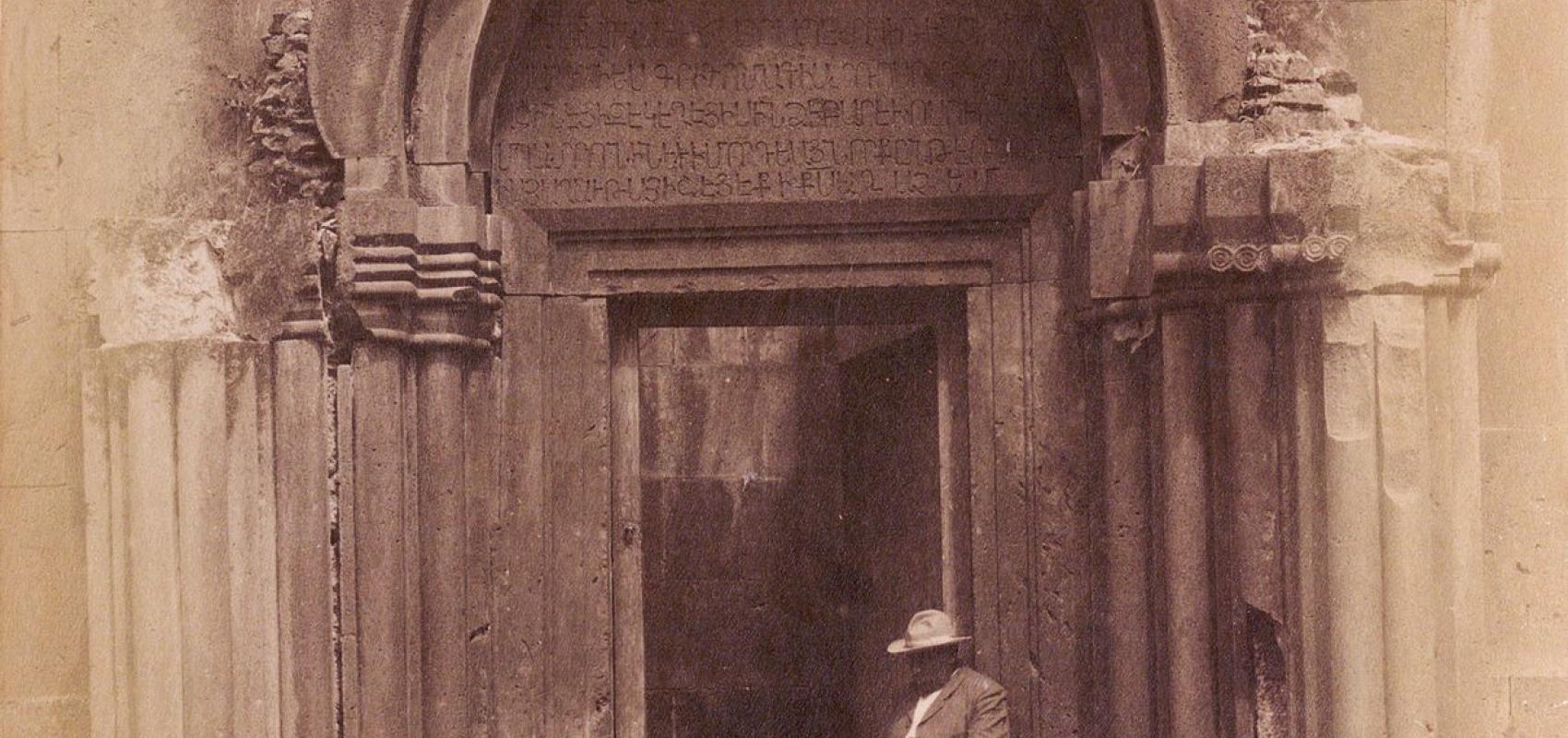 Dmitri Ermakov, monastère de Kecharis (Arménie), portail sud de l’église Sourb-Grigor (Saint-Grégoire) - 1908 - INHA, Fol Phot 77 (1), f. 4v.