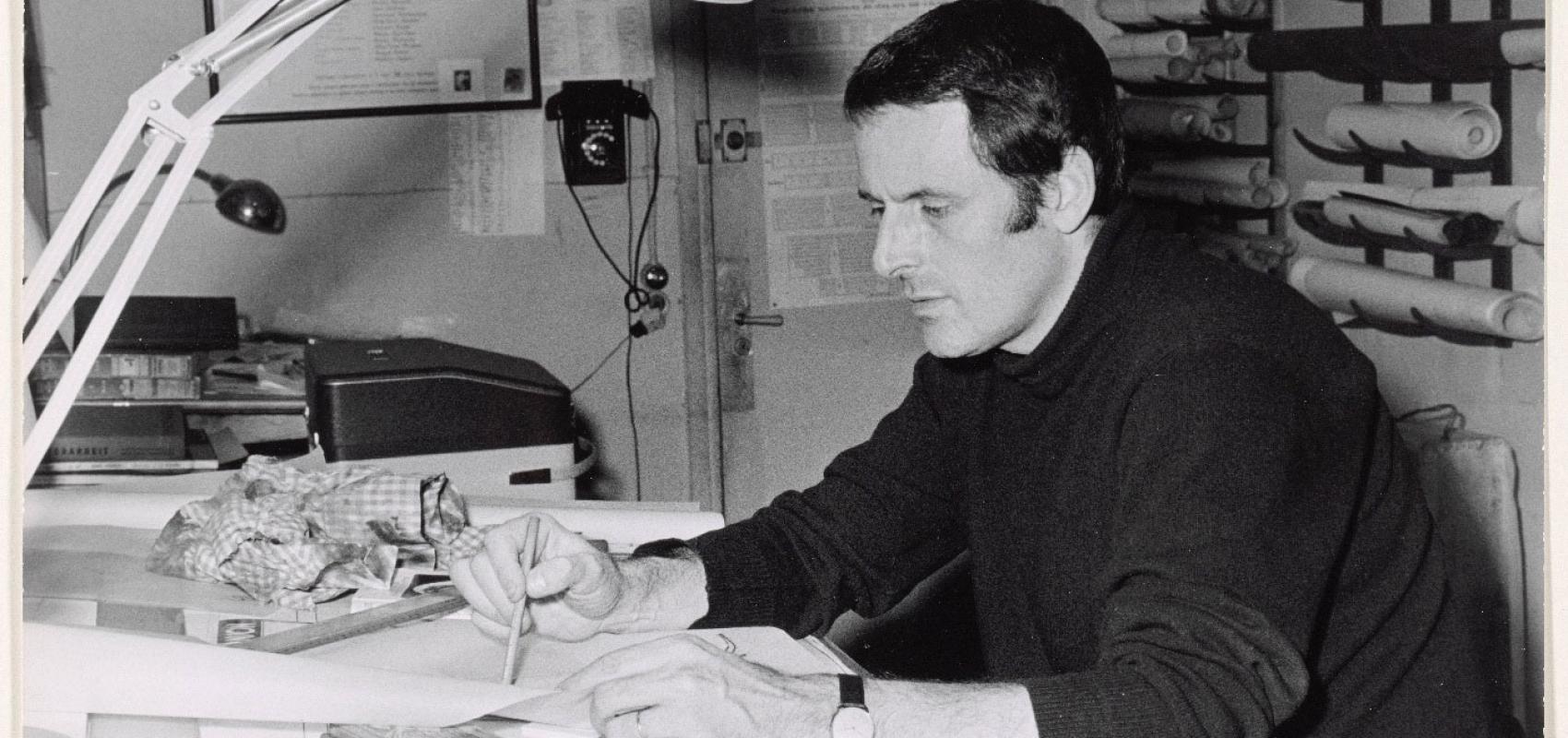 Jacques Le Marquet dans son bureau du Palais de Chaillot, par Roger Pic [entre 1963 et 1972] -  - BnF, département des Arts du spectacle, fonds Jacques Le Marquet