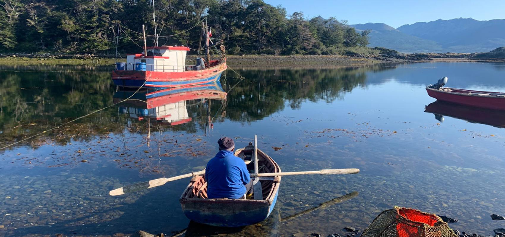 Bateau de pêche artisanal, Île Navarino (Patagonie chilienne), février 2020 - - Geremia Cometti