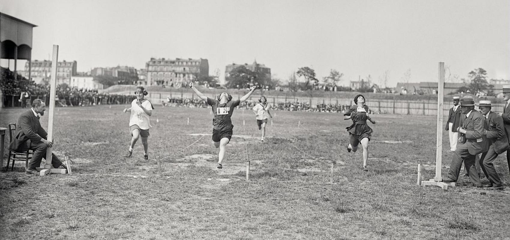 Stade Elysabeth, arrivée du 80 m France-Suisse lors de la fête de Fémina Sport – Agence Rol -  - BnF, département des Estampes et de la photographie