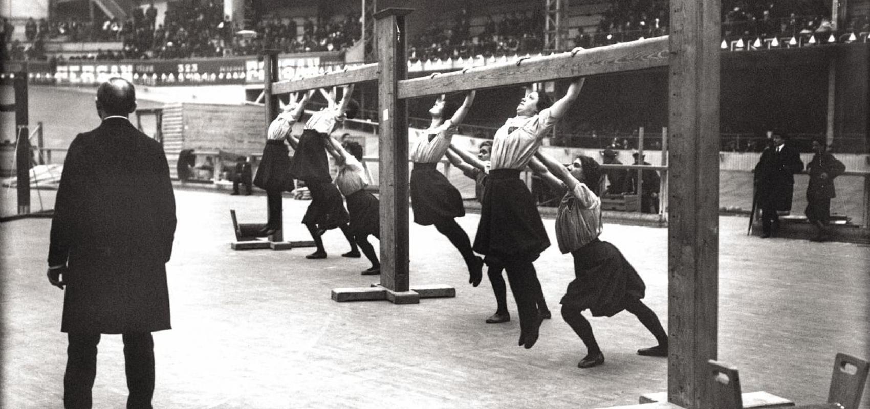 Éducation physique au vélodrome d'hiver Auteur – Agence Rol - 1913 - BnF, département des Estampes et de la photographie