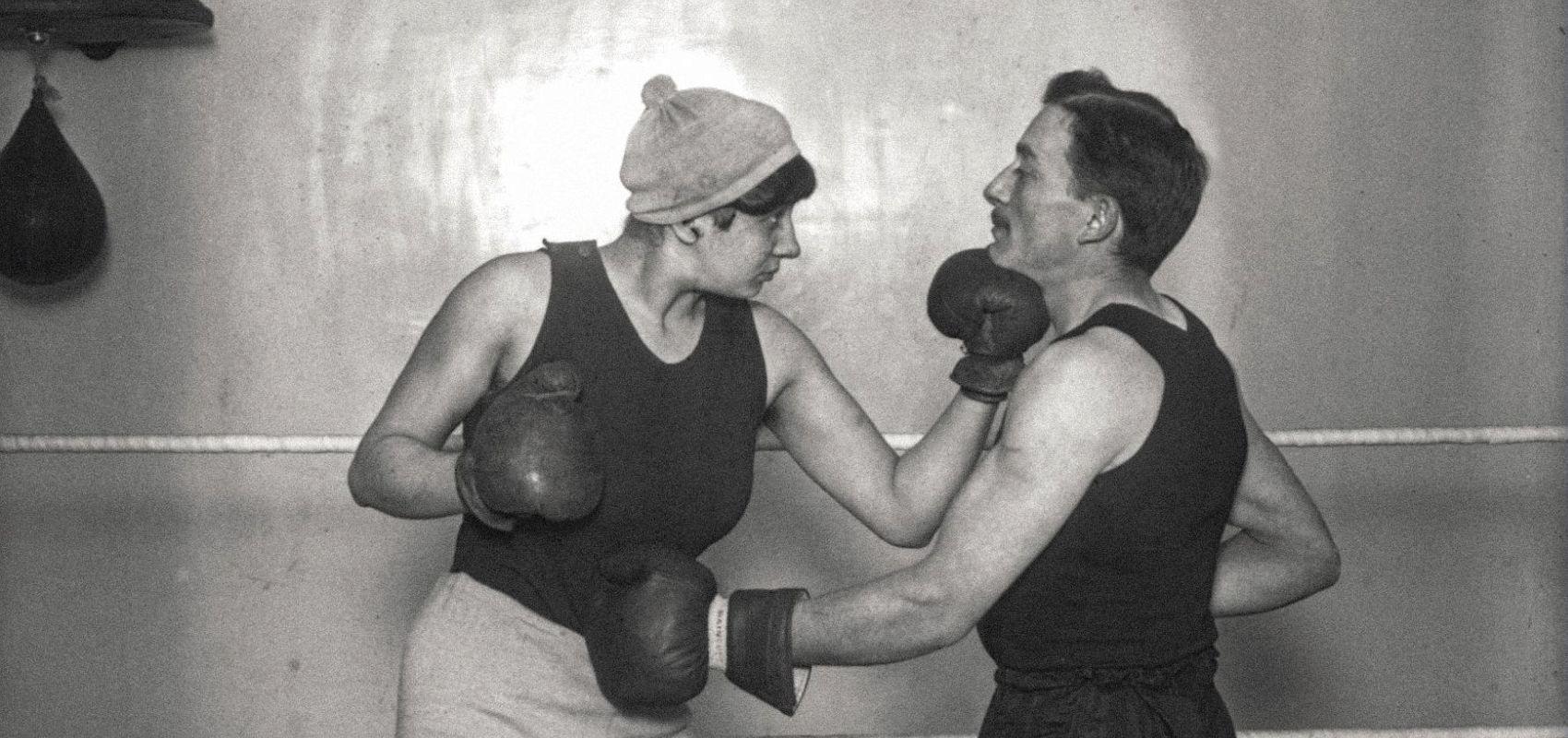 Entraînement de Melle Violette Moriss avec un sparing partner – Agence Rol - - BnF, département des Estampes et de la photographie