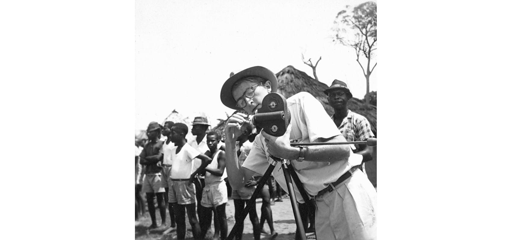 Le cinéaste Luc de Heusch sur le tournage de son film Fête chez les Hambas - 1953 - D.R.