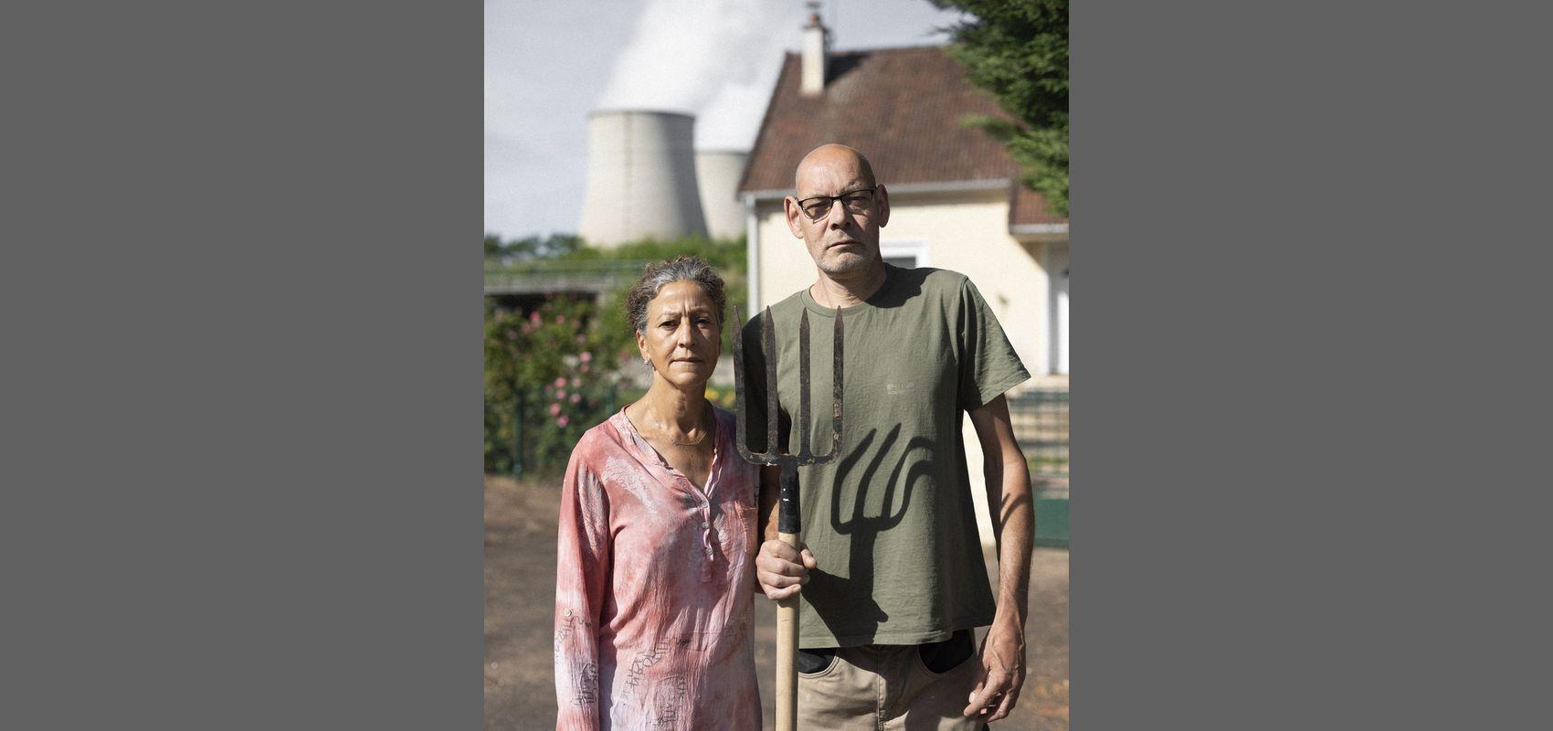Série « Zones à Risque » – Fathia et Thierry Bernadini, Neuvy-sur-Loire, photographiés devant leur maison, située à environ 700 m de la centrale nucléaire de Belleville - 14 juin 2022 - © Ed Alcock / MYOP / Grande Commande Photojournalisme
