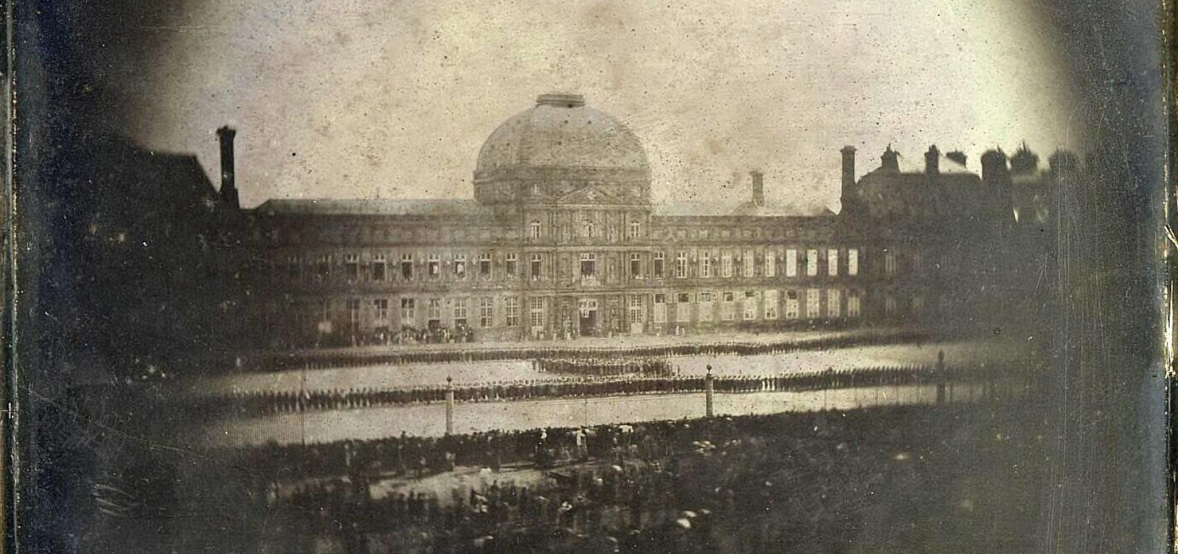 Revue dans la Cour des Tuileries – Photographie de Joseph Philibert Girault de Prangey - 1841 - BnF, département des Estampes et de la photographie