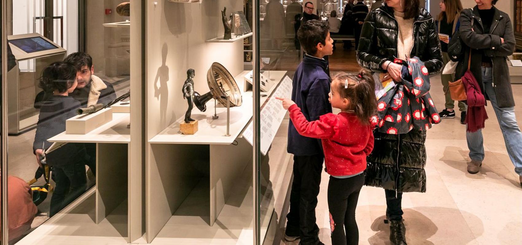 Visite du musée de la BnF en famille - - © Laurent Julliand / Agence Contextes / BnF