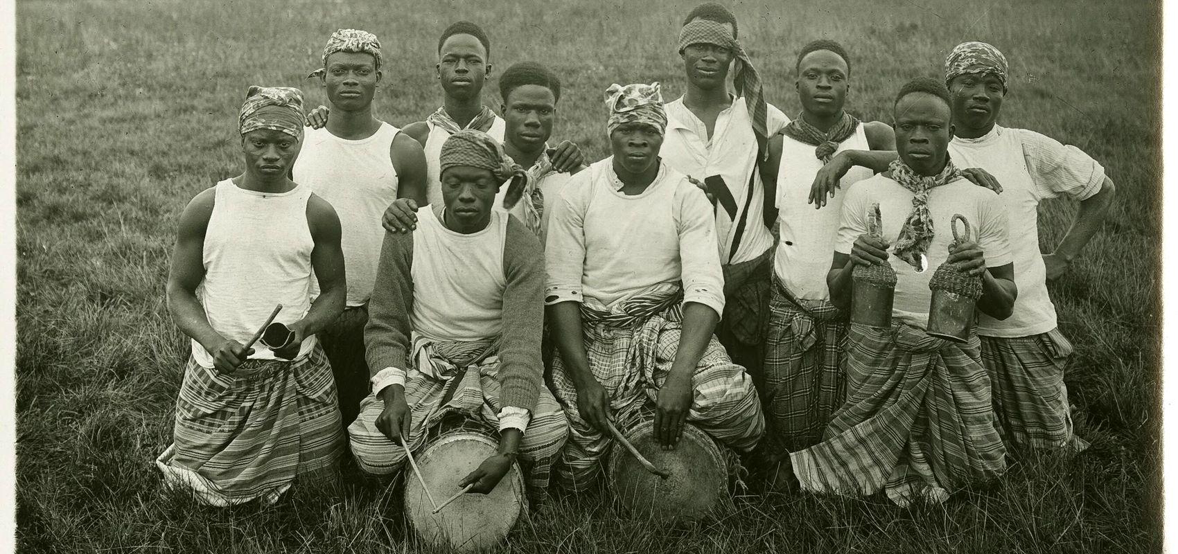 Chœur d'hommes, accompagnement de tambour, de gankeke et de battements de mains – Photographie accompagnant le disque Aillypo : chant de danse pour le jour de repos - 1931 – exposition coloniale - BnF, département Son, vidéo, multimédia