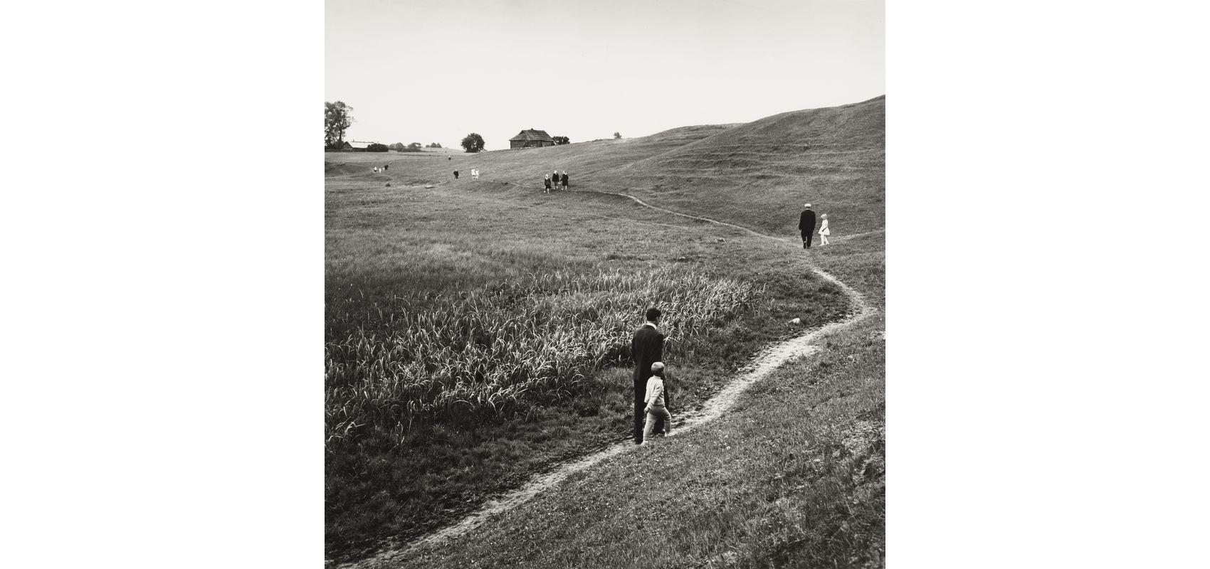 Algimantas Kunčius, Sekmadieniai. Į miestąI. Prie merkinės - - © Algimantas Kunčius – BnF, département des Estampes et de la photographie