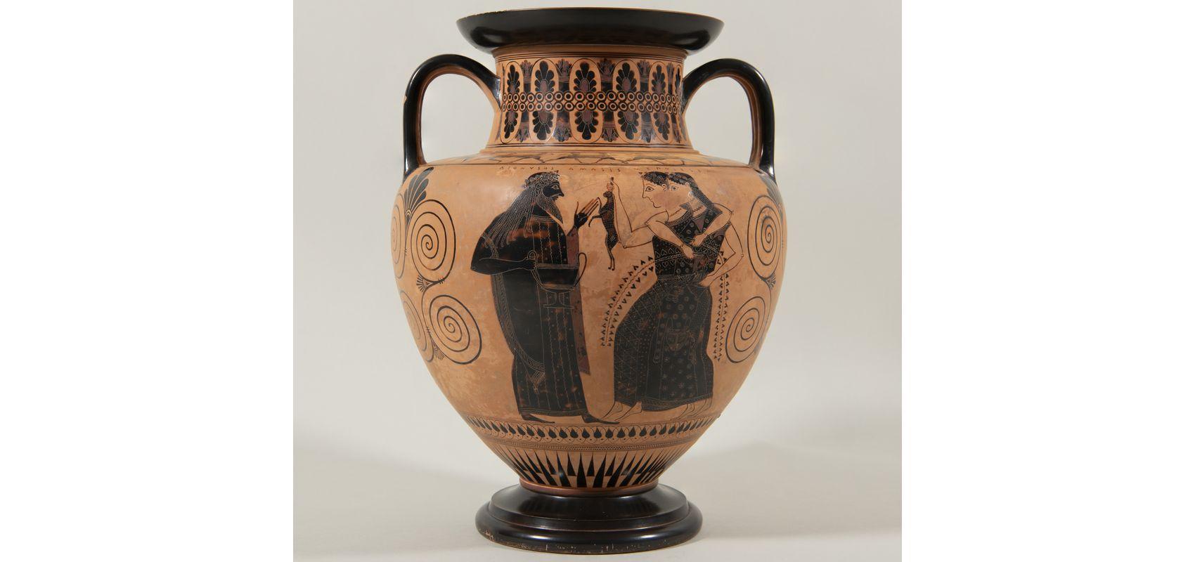 Amphore « Dionysos, dieu d'Athènes » – Dionysos tenant un canthare face à deux ménades lui apportant un lièvre et un cerf - Attique à figures noires, archaïque grec - BnF, département des Monnaies, médailles et antiques