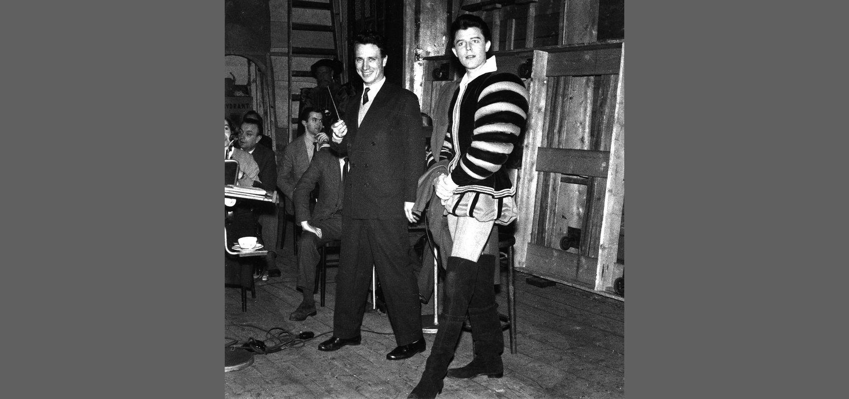 Maurice Jarre et Gérard Philippe coulisses du Cid, tournée du T.N.P. - - Fonds Association Jean Vilar © Jean Rouvet