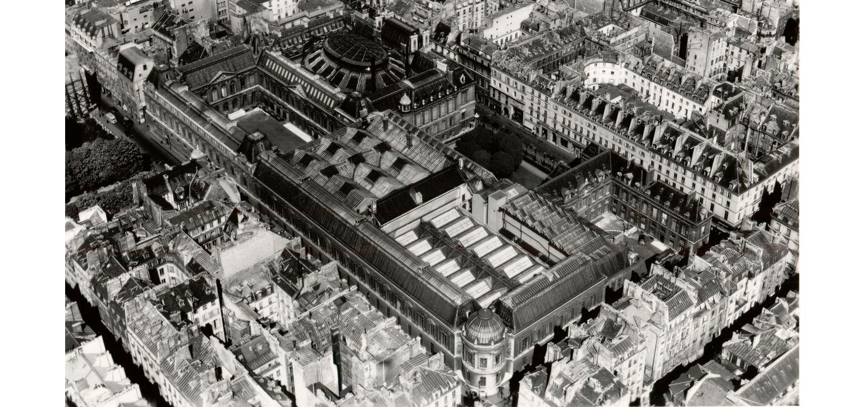 Vue aérienne du quadrilatère Richelieu de la Bibliothèque nationale - 1940 - BnF, département des Estampes et de la photographie