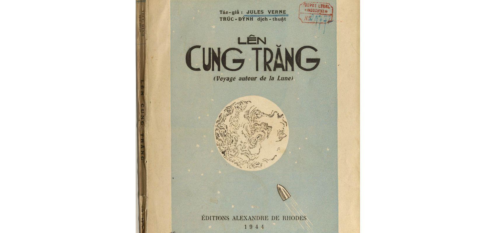 Couverture de « Lên cung trăng », traduction du « Voyage autour de la Lune » par Trúc-Ðỳnh, Hà-nội, éditions Alexandre de Rhodes - 1944 - BnF, département Littérature et art, 8-INDOCH-2703