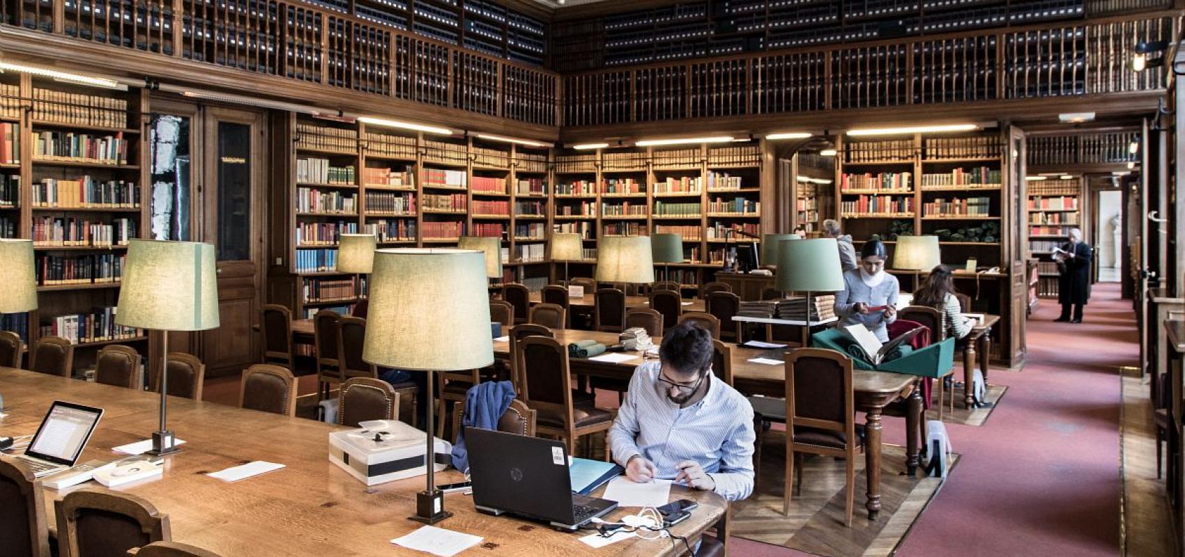 Vue de la salle de lecture de l’Arsenal - - © Thierry ardouin / Tendance Floue / BnF