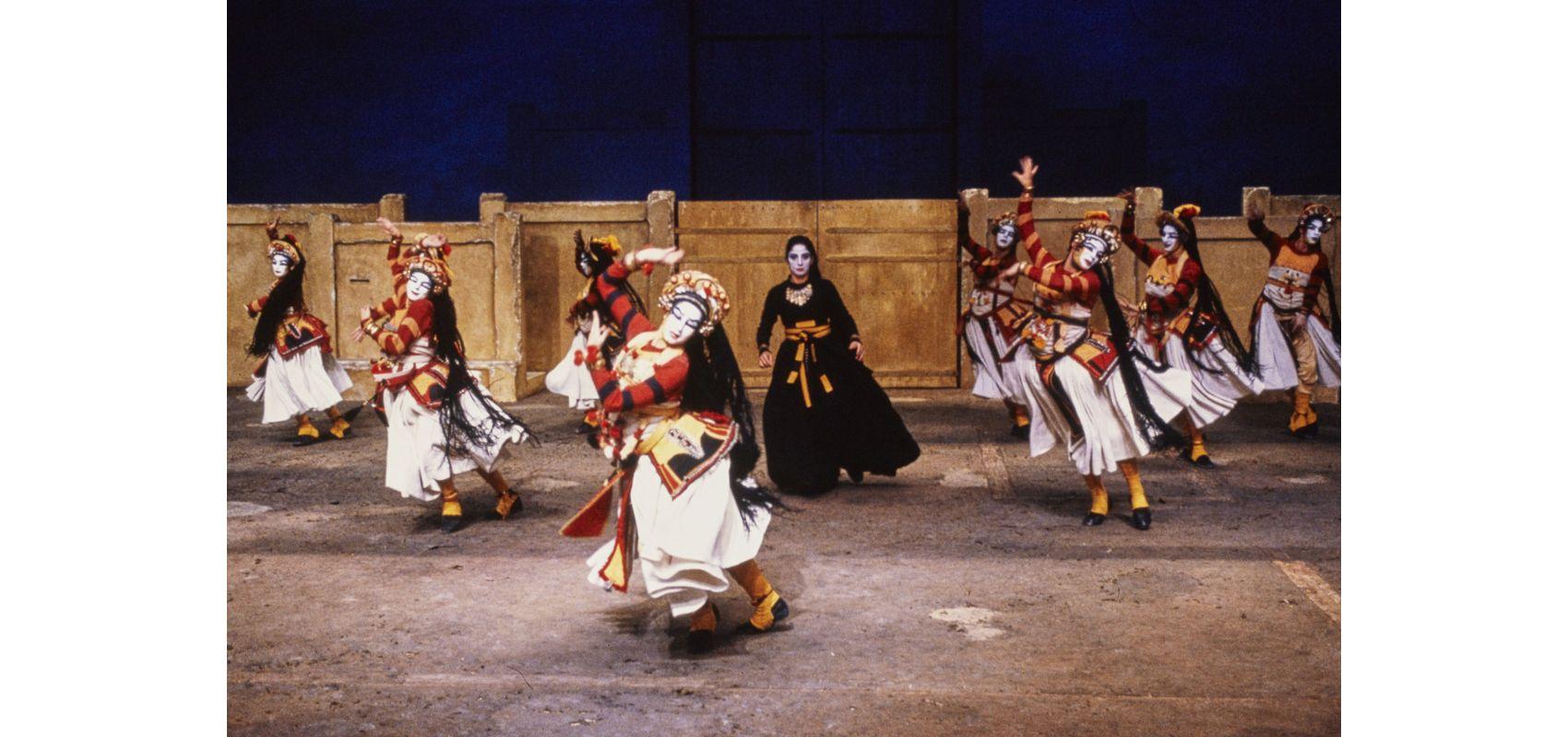 Ariane Mnouchkine en répétition, pour « Iphigénie à Aulis », dans « Les Atrides », Théâtre du Soleil - 1990 - © Photo Michèle Laurent – BnF, département des Arts du spectale