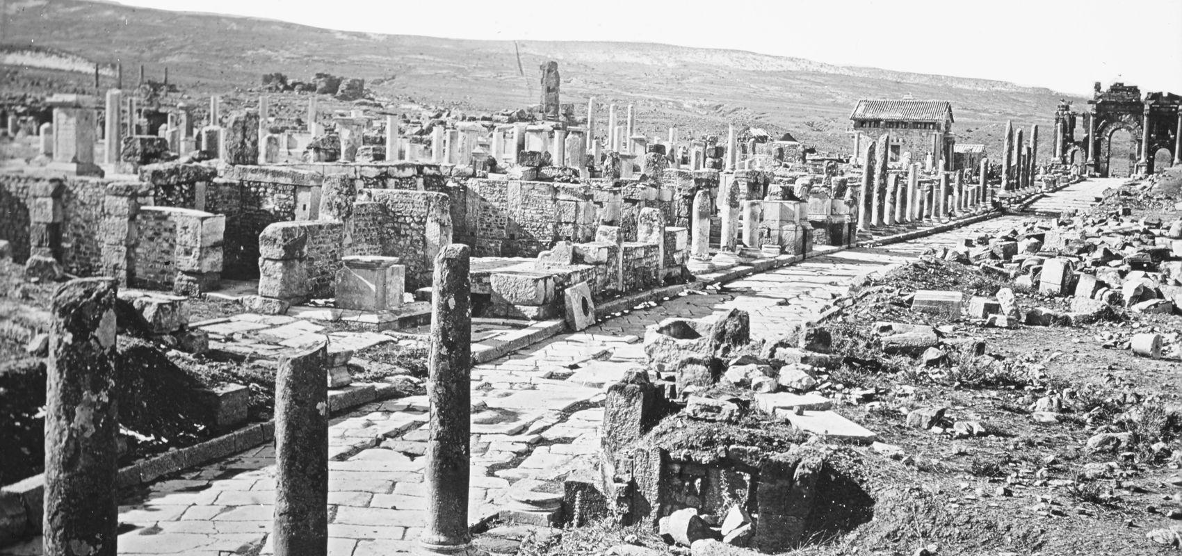 Principale rue de Timgad – L'Algérie à travers les âges, mission Boutroue - 1893 - BnF / Société de géographie