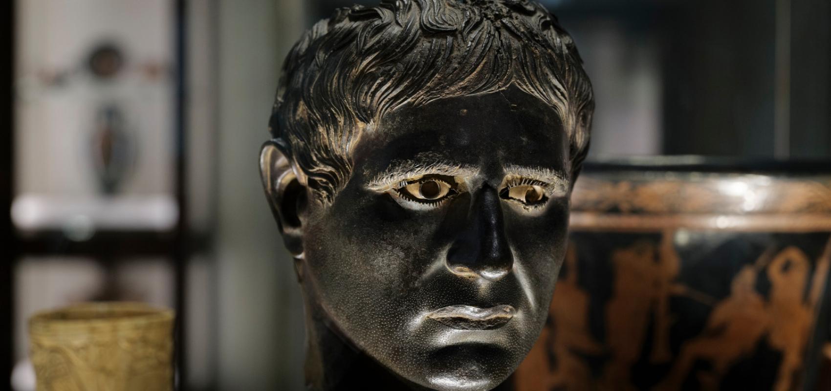 Portrait masculin en bronze (fonte, ciselé), marbre (yeux), verre (noir, yeux) et cuivre (lèvres) - Italie, Abruzzes entre 340 av JC et 200 av JC - BnF, département des Monnaies, médailles et antiques