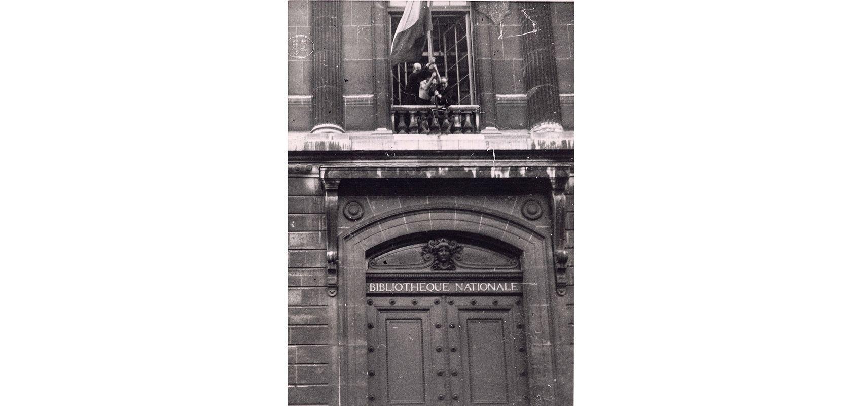 Lever de drapeau à la Bibliothèque Nationale, le 25 août 1944. Photo Jean Porcher - - BnF, département des Manuscrits