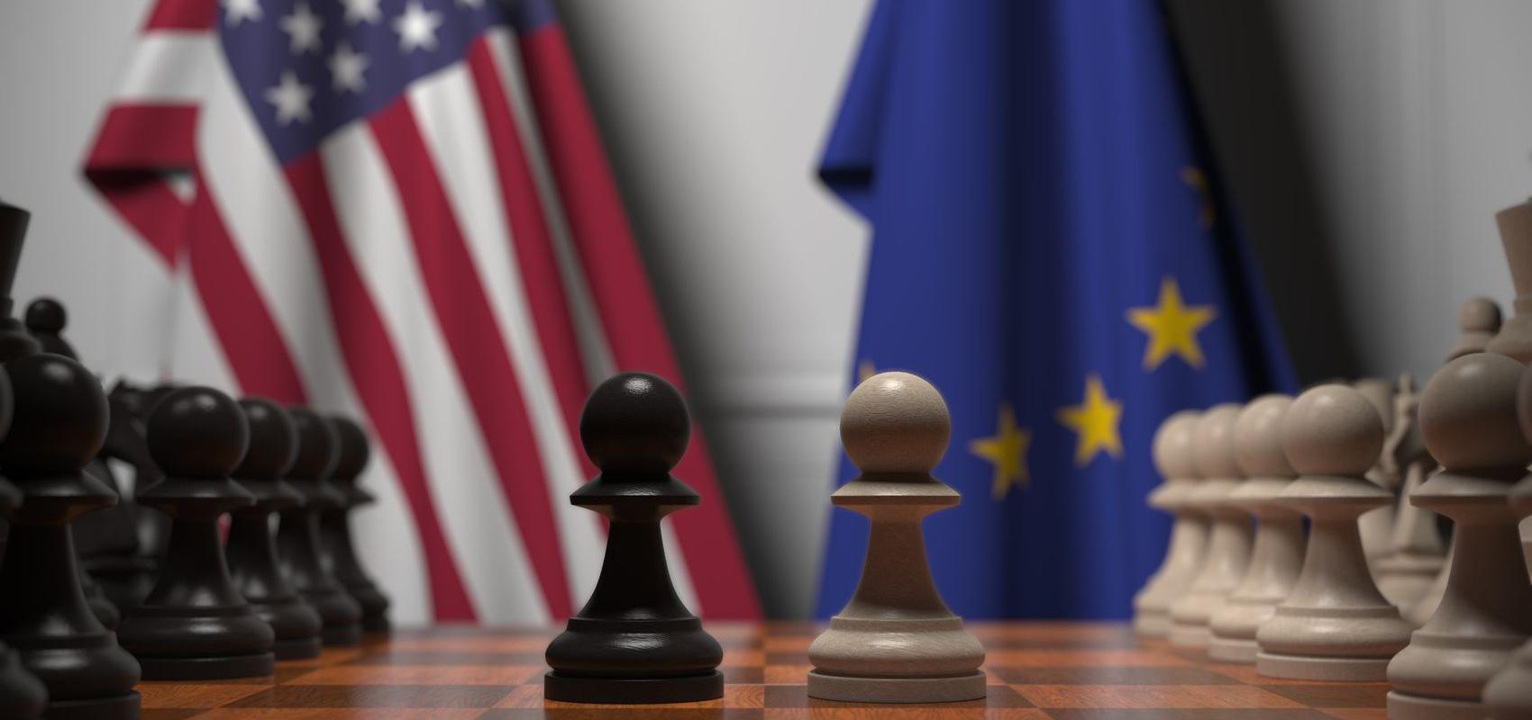 Drapeaux des États-Unis d'Amérique et de l'Union européenne derrière un jeu d'échec - - © Novikov Aleksey / Shutterstock
