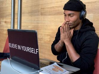 Lecteur dans l'allée de l'encyclopédie devant son ordinateur