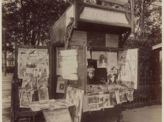 Kiosque à journaux, square du Bon Marché, photographie d'Atget