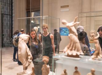 Statuettes de danseuses (Grèce, 323 - 30 av J.-C) dans la Salle des Colonnes