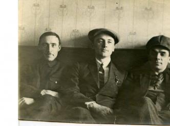 Iouri Ianovski, avec Ivan Dniprovskyi et Mykola Khvylovyi, dans les années 1920 