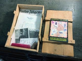 La caisse en bois contenant les éléments du jeu "Meurtres en série" édité en 1987 par la société française Cobrasoft