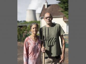 Série « Zones à Risque » – Fathia et Thierry Bernadini, Neuvy-sur-Loire, photographiés devant leur maison, située à environ 700 m de la centrale nucléaire de Belleville