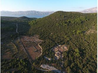 Vue par drone de la villa romaine de Bunje sur l’île de Brac, Croatie