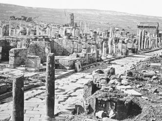 Principale rue de Timgad – L'Algérie à travers les âges, mission Boutroue 