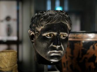 Portrait masculin en bronze (fonte, ciselé), marbre (yeux), verre (noir, yeux) et cuivre (lèvres)