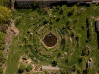 Vue du jardin « La Nourrice » créé par Olivier Nattes, à Aubiet (32)