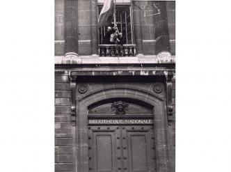 Lever de drapeau à la Bibliothèque Nationale, le 25 août 1944. Photo Jean Porcher