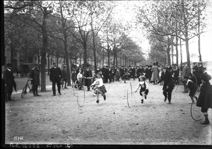 22-10-11, Championnats de cerceaux, une série fillettes. Paris, Porte de Courcelles. Photographie de presse. Agence Rol. 1911