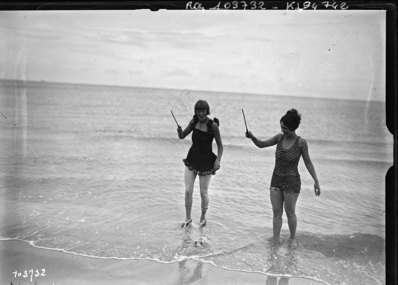 Deauville, 21/8/25. Miss Vera Cooper et Suzy Solidor avec un diabolo. Photographie de presse. Agence Rol.  1925