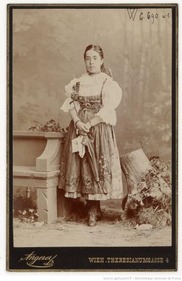 Photographies de costumes féminins de l’empire austro-hongrois, Bohême - après 1879